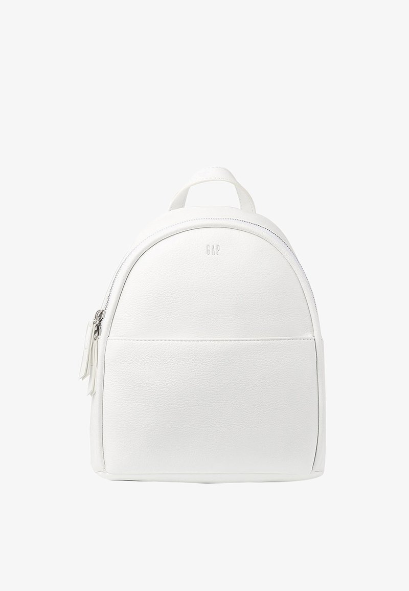 Sac à dos en cuir blanc avec dessus arrondi, poche avant zippée, poignée supérieure et détail zippé latéral, marqué du petit logo "GAP".