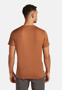 Braunes kurzärmliges T-Shirt, glatte Textur, runder Halsausschnitt, taillierte Passform. Die Rückansicht zeigt klare Linien und keine sichtbaren Logos oder Muster.