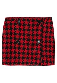 Minifalda con patrón de pata de gallo en rojo y negro, con cierre frontal de doble botón, confeccionada en tela texturizada.