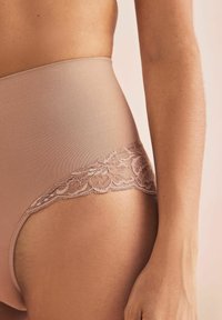 Beige high-waisted slip van gladde stof, met een kanten rand langs de beenopening met een bloemenpatroon.