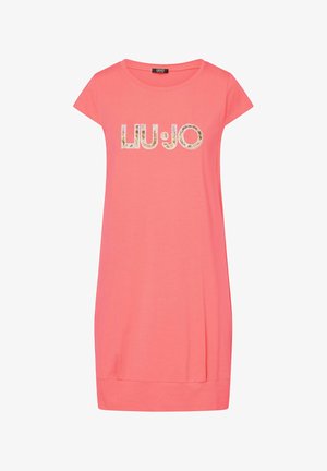 Abito rosa corallo a maniche corte con scollo rotondo e logo "LIU·JO" decorato con paillettes oro e argento sul petto.