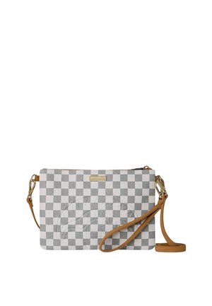 Borsa clutch rettangolare a quadri con motivo in rilievo, chiusura con zip, targhetta logo color oro e cinturino da polso in pelle color cuoio staccabile.