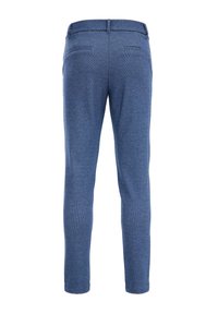 Blauwe slim-fit broek van een textiele stof, met achterzakken en een soepele tailleband. De afwerking is netjes, zonder zichtbare hardware.