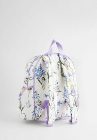 Rucsac cu imprimeu floral, având o bază albă, accente mov, curele din două tipuri de țesătură și buzunare laterale. Prezentăm diverse modele de flori și zâne.
