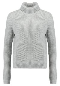 Maglione grigio chiaro con collo alto, texture a costine e motivi a maglia diagonale. Maniche lunghe e vestibilità rilassata.
