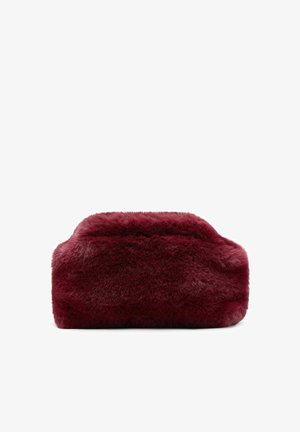 Borsa in pelliccia sintetica di un profondo bordeaux, forma rettangolare con una texture morbida e soffice. Nessun hardware o accenti visibili. Superficie liscia.