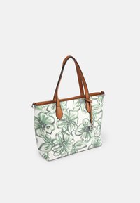 Vihreävalkoinen kukkakuosinen kangaskassi, jossa on ruskeat nahkahihnat ja hopeinen logoriipus.