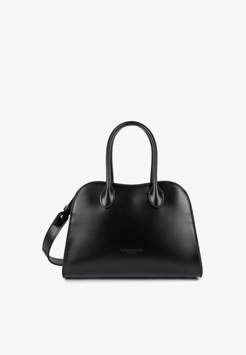 Sac à main en cuir noir avec dessus arrondi, double anses et bandoulière amovible, affichant le nom de la marque subtilement embossé à l'avant.