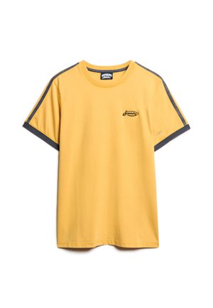 Gul bomulds T-shirt med grå accentstriber på ærmerne. Har et lille broderet logo på brystet og en rund halsudskæring.