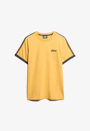 Geel katoenen t-shirt met grijze accentstrepen op de mouwen. Heeft een klein geborduurd logo op de borst en een ronde hals.