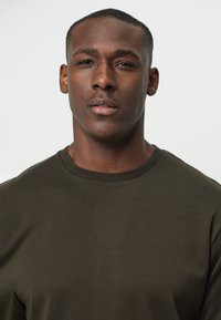 PROFUOMO SHORT SLEEVE - T-shirt - bas - dark green