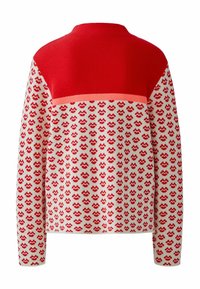 Strickpullover mit einem roten oberen Bereich und einem cremefarbenen unteren Bereich, versehen mit sich wiederholenden roten Wellenmustern. Gerippter Ausschnitt und Bündchen.