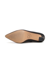 Zapato de cuero negro de punta afilada visto desde la suela, con detalle del tacón y el logo de la marca CG, tamaño 39 impreso en la suela color beige.