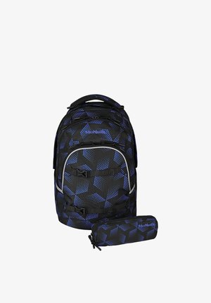 Zaino nero e blu con motivo geometrico, con cinghie anteriori, più scomparti e astuccio coordinato accanto.
