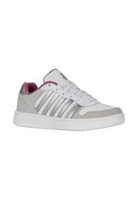 Fehér sneaker szürke és ezüst részletekkel, sima bőr és velúr felsőrészzel, fűzős kivitelezéssel és gumitalppal. Rózsaszín belső bélés.