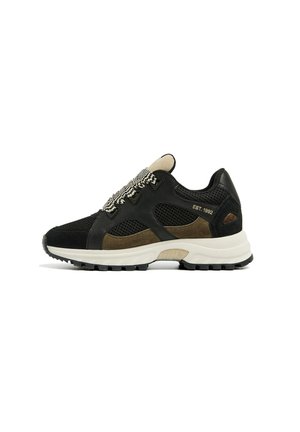 Chaussure de sport noire et marron avec une tige en maille texturée, des lacets à motifs, une semelle rembourrée et un détail de marque au niveau du talon.