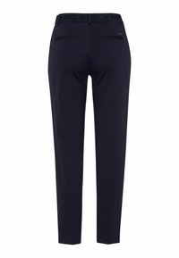 Pantaloni navy con vita elasticizzata etichettata "FEEL GOOD." Caratteristiche includono due tasche a filetto e una vestibilità slim e affusolata. Tessuto liscio.