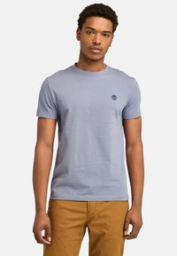 Lyseblå kortærmet t-shirt lavet af bomuld, med en rund halsudskæring og en lille logodetalje på den øverste venstre bryst.
