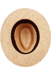 Sombrero de paja con ala ancha, color bronce natural, textura tejida de manera ajustada y una banda interna de color marrón oscuro. Copa poco profunda y parte superior plana.
