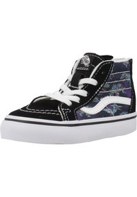 Zapatilla alta de ante negra con cordones blancos y un patrón floral en el lateral. Suela de goma blanca con ribete negro y costuras en contraste.