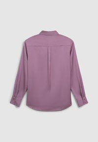Blusa a maniche lunghe in tessuto viola chiaro, presenta un colletto, polsini abbottonati, piega sul retro e orlo dritto. Tessuto liscio, design minimal.
