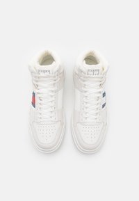 Sneaker bianche alte con punta perforata, colletto imbottito e dettagli colorati a contrasto ai lati. Presentano lacci bianchi e un marchio.