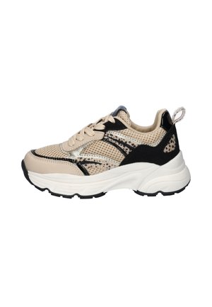 Beige netwerksneaker met zwarte accenten, textuur overlays en een witte chunky zool. Voorzien van veters en een lus aan de hiel.