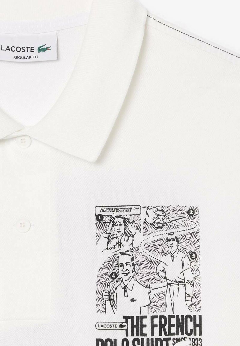 Polo Lacoste blanc avec une finition texturée, arborant un motif graphique noir avec des illustrations et du texte, mettant en avant un design décontracté.