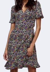 Blumenkleid mit kurzen Ärmeln. Dunkler Hintergrund mit kleinen lila, orangefarbenen und weißen Blumen. Rüschen-Saum, leichtes Material.