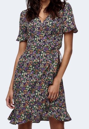 Robe portefeuille à fleurs avec des manches courtes. Fond sombre avec de petites fleurs violettes, oranges et blanches. Ourlet volanté, tissu léger.