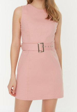 Ärmelloses rosa Kleid mit figurbetontem Schnitt, einem breiten Gürtel mit quadratischer Metallschnalle und dezenten Nahtdetails am Oberteil.