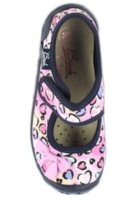 Rosa stoffschuh mit Herzmustern in lila, blau und schwarz. Besitzt einen Klettverschluss und eine kleine rosa Schleife an der Seite. Weiches Material.
