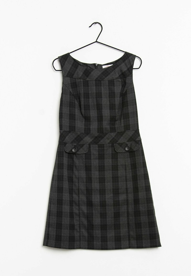 Tummanharmaa olkaimeton mekko, jossa on leveä pääntie, ruudullinen kuvio, napitettavat läpät vyötäröllä, roikkuu mustassa hengarissa valkoista taustaa vasten.