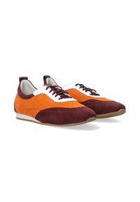 Ein Paar niedrigprofilierte Sneakers mit orangen und dunkelroten Wildleder-Paneelen, weißem, gewelltem Besatz und dunkelroten Schnürsenkeln auf weißem Hintergrund.