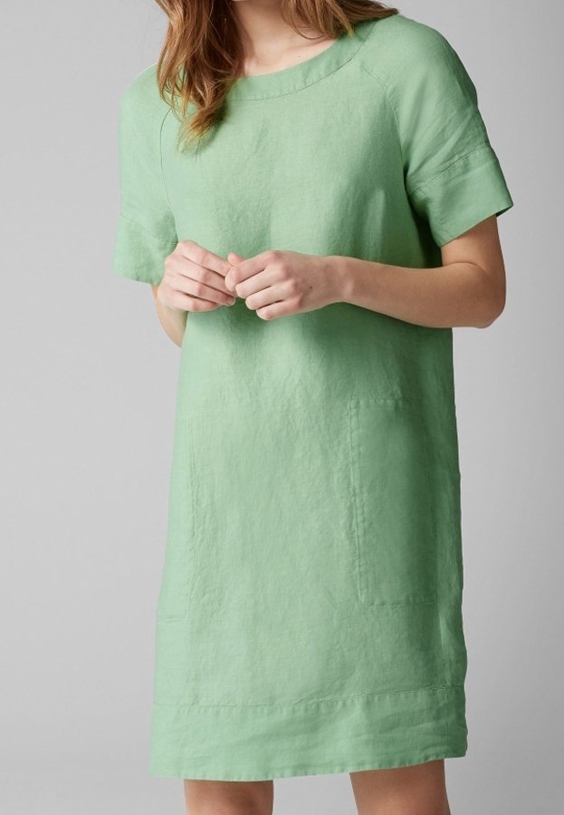 Grünes Leinenkleid mit kurzen Ärmeln, runder Halslinie und zwei aufgesetzten Taschen auf der Vorderseite. Hat eine lockere Passform und minimale Nähedetails.