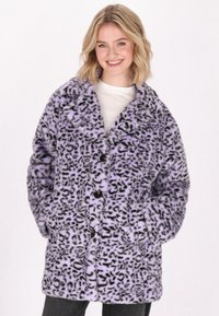 Abrigo de piel sintética con estampado de leopardo púrpura, de diseño ajustado y ligeramente sobredimensionado, con botones marrones. La textura es suave y esponjosa.
