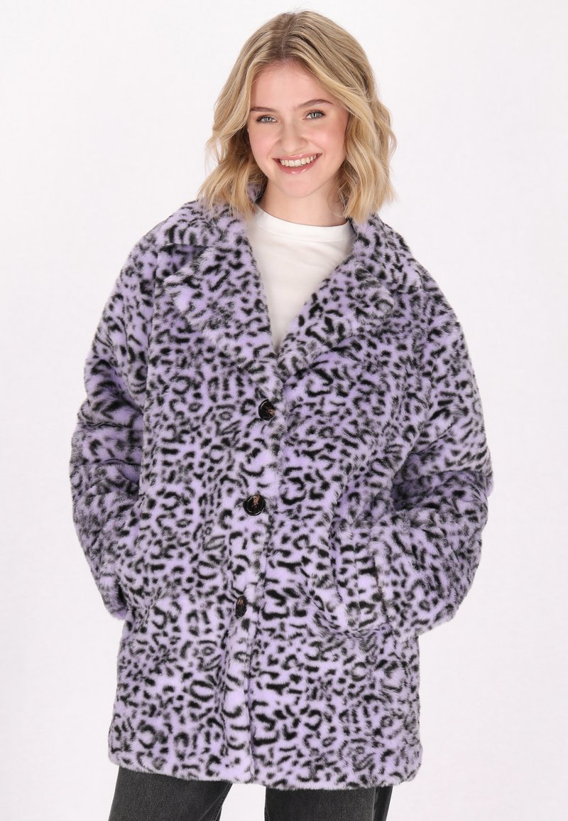 Abrigo de piel sintética con estampado de leopardo púrpura, de diseño ajustado y ligeramente sobredimensionado, con botones marrones. La textura es suave y esponjosa.