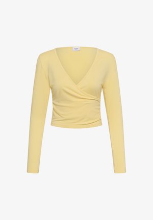 Lichtgele cropped top met lange mouwen, diepe V-hals en overslag aan de voorkant, afgebeeld op een witte achtergrond.