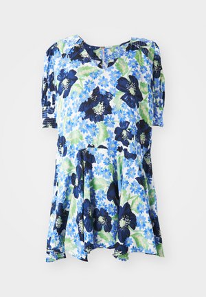 Vestido tunica floral em azul claro com flores em azul escuro, verde e branco. Apresenta um decote em V, mangas curtas e um formato em A.