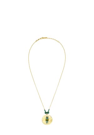 Collier en chaîne en or avec pendentif rond en or martelé présentant un motif de scarabée bleu-vert et des perles assorties au-dessus du pendentif.