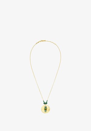 Collier en chaîne en or avec pendentif rond en or martelé présentant un motif de scarabée bleu-vert et des perles assorties au-dessus du pendentif.