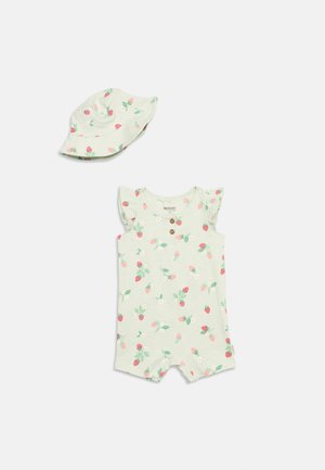 Grenouillère bébé vert clair avec imprimé fraises et fleurs, manches à volants, boutons en bois, et chapeau de soleil assorti avec le même motif.