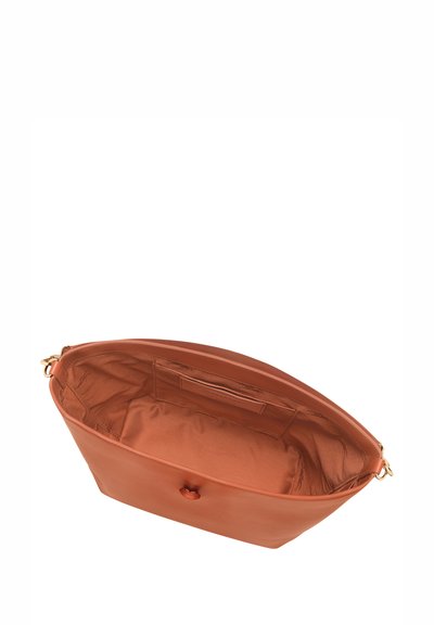 Terrakotta Lederhandtasche mit einer glatten Textur, rechteckiger Form und goldenen Beschlägen. Das Innere verfügt über eine einzelne Tasche und eine Stoffauskleidung.