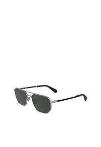 Ochelari de soare din metal argintiu cu lentile gri închis, formă unghiulară, temple subțiri negre și detalii geometrice distinctive pe cadru.