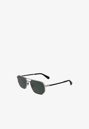 Óculos de sol de metal prateado com lentes cinza-escuro, forma angular, hastes pretas finas e detalhes geométricos distintivos na armação.