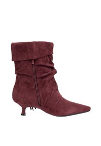 Bordeauxrode suède enkellaars met een slouchy ontwerp, puntige neus, rits aan de zijkant en een kittenhak. Gladde textuur met unieke stofplooien.