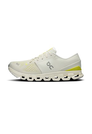 Scarpa da corsa beige chiaro con tomaia in mesh testurizzato, accenti gialli e suola ammortizzata con segmenti simili a nuvole per supporto.