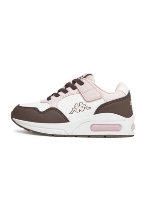 Niskie sneakersy z białymi, różowymi i brązowymi panelami, brązowymi sznurowadłami oraz widoczną różową poduszką powietrzną w białej podeszwie.