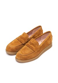 Mocasines de ante marrón con un acabado texturizado, que presentan una tira decorativa sobre el empeine y una suela de goma de color claro.