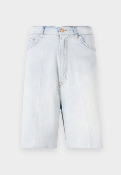 Svetlo modri džins kratke hlače z udobnim krojem, z gumbom za zapiranje, zankami za pas in sprednjimi žepi; gladka tekstura in oprani videz.